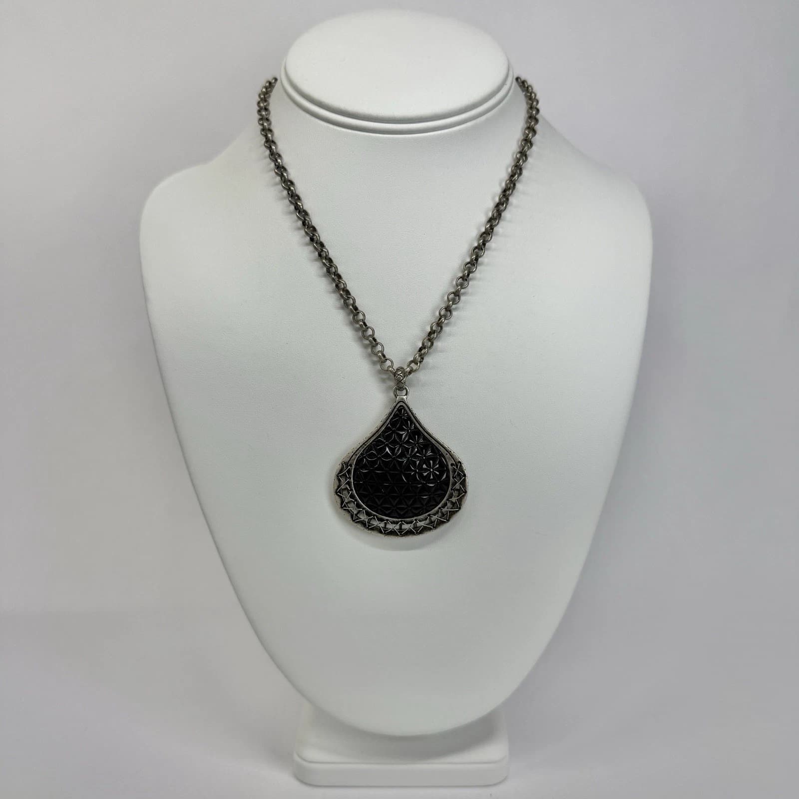 S10 Signed Carved Gemstone Pendant Silver Tone Vintage Necklace Jewelry N538