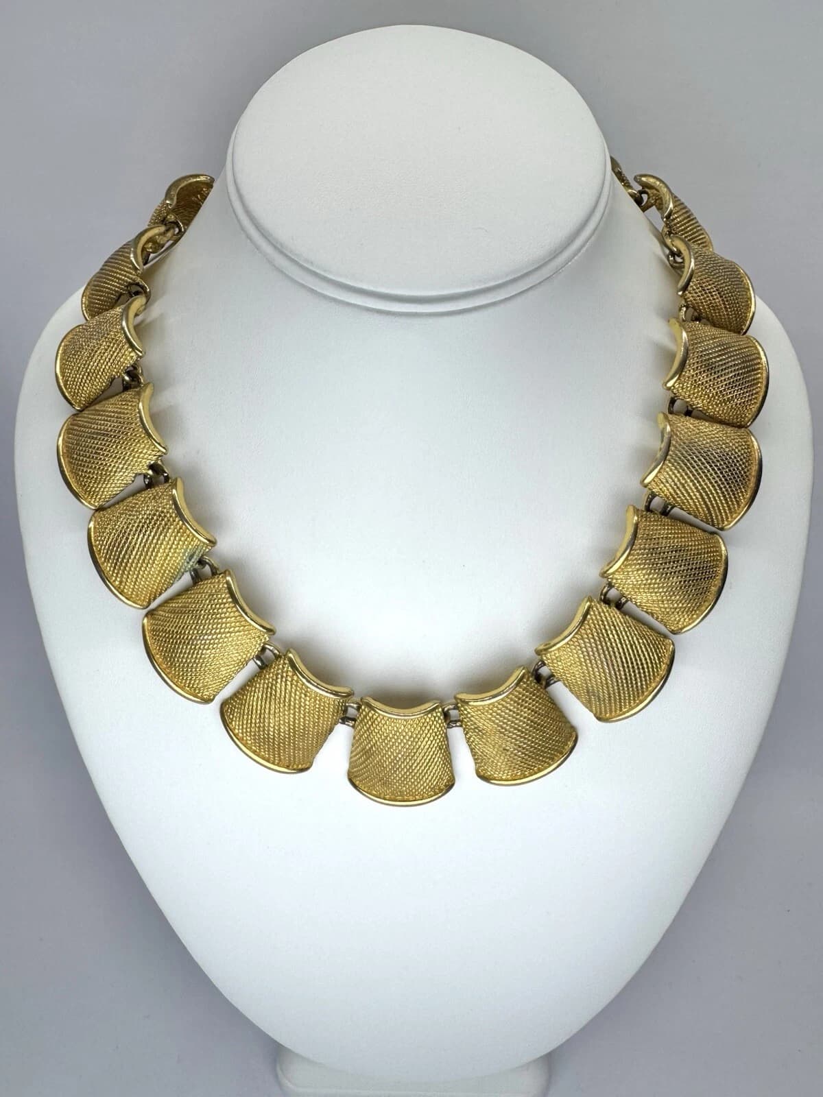 ANNE KLEIN Chunky Texturized Gold Tone Statement Vintage Necklace Jewelry N89