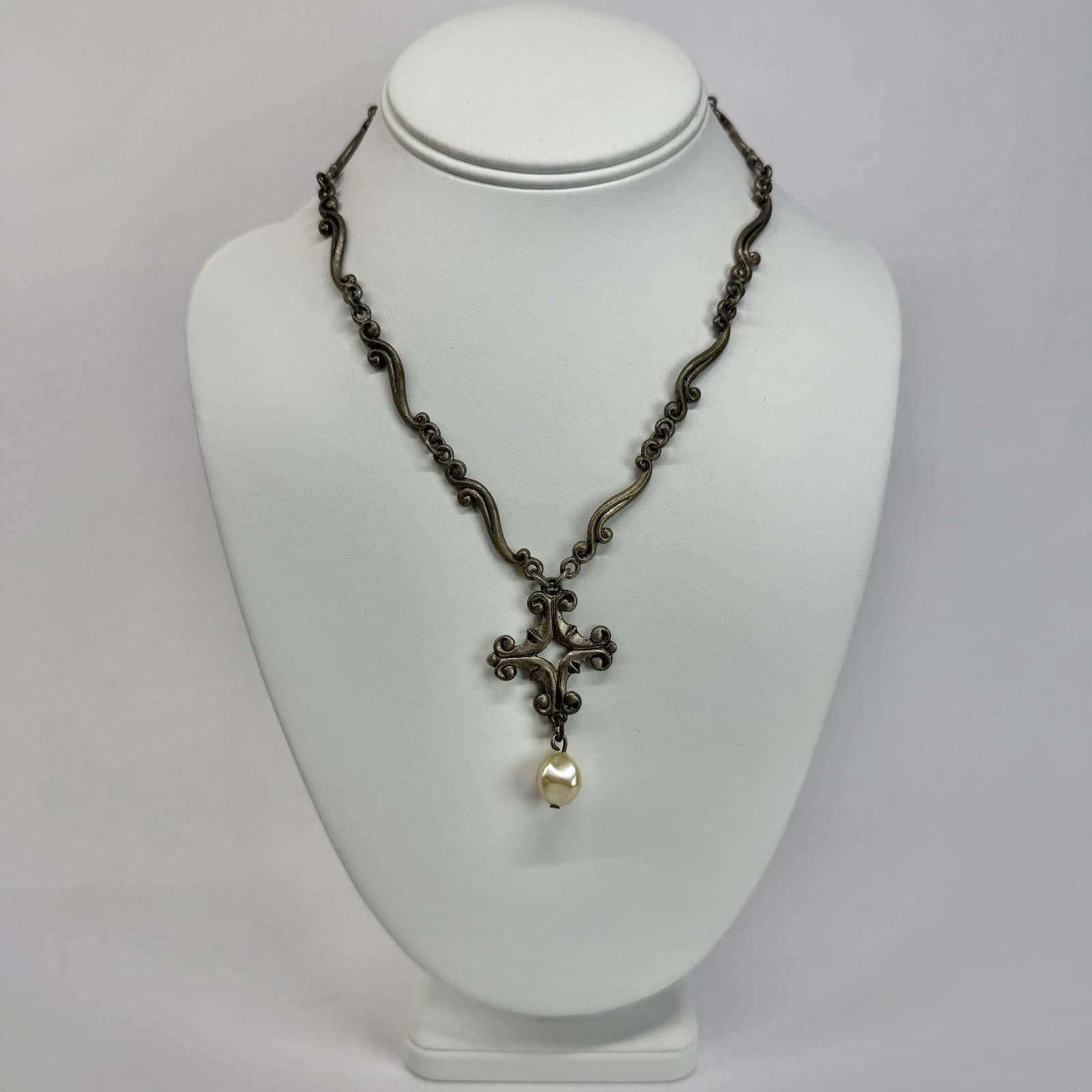Elegant Cross Filigree Pendant Silver Tone Vintage Necklace Jewelry N579