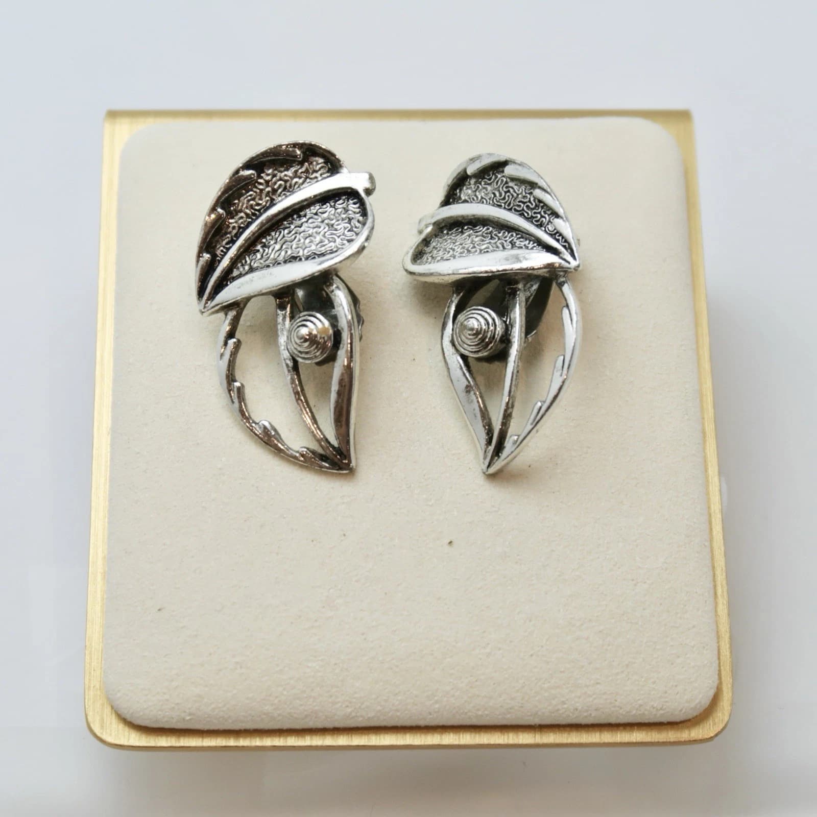 SARAH COVENTRY Floral Leaf Silver Tone Vintage Clip On Earring Jewelry E26