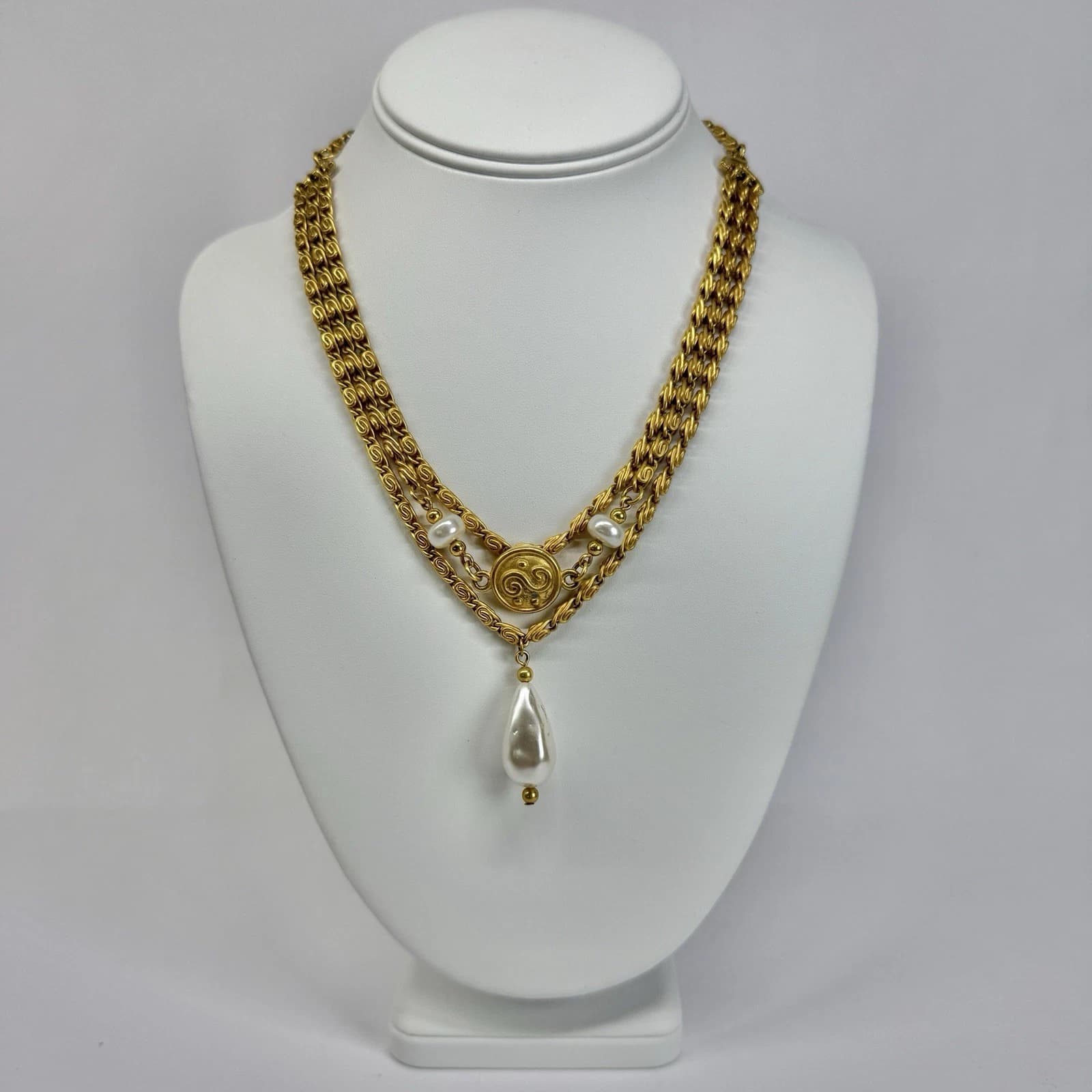 Elegant Medallion Charm Faux Pearl Gold Tone Vintage Necklace Jewelry N345
