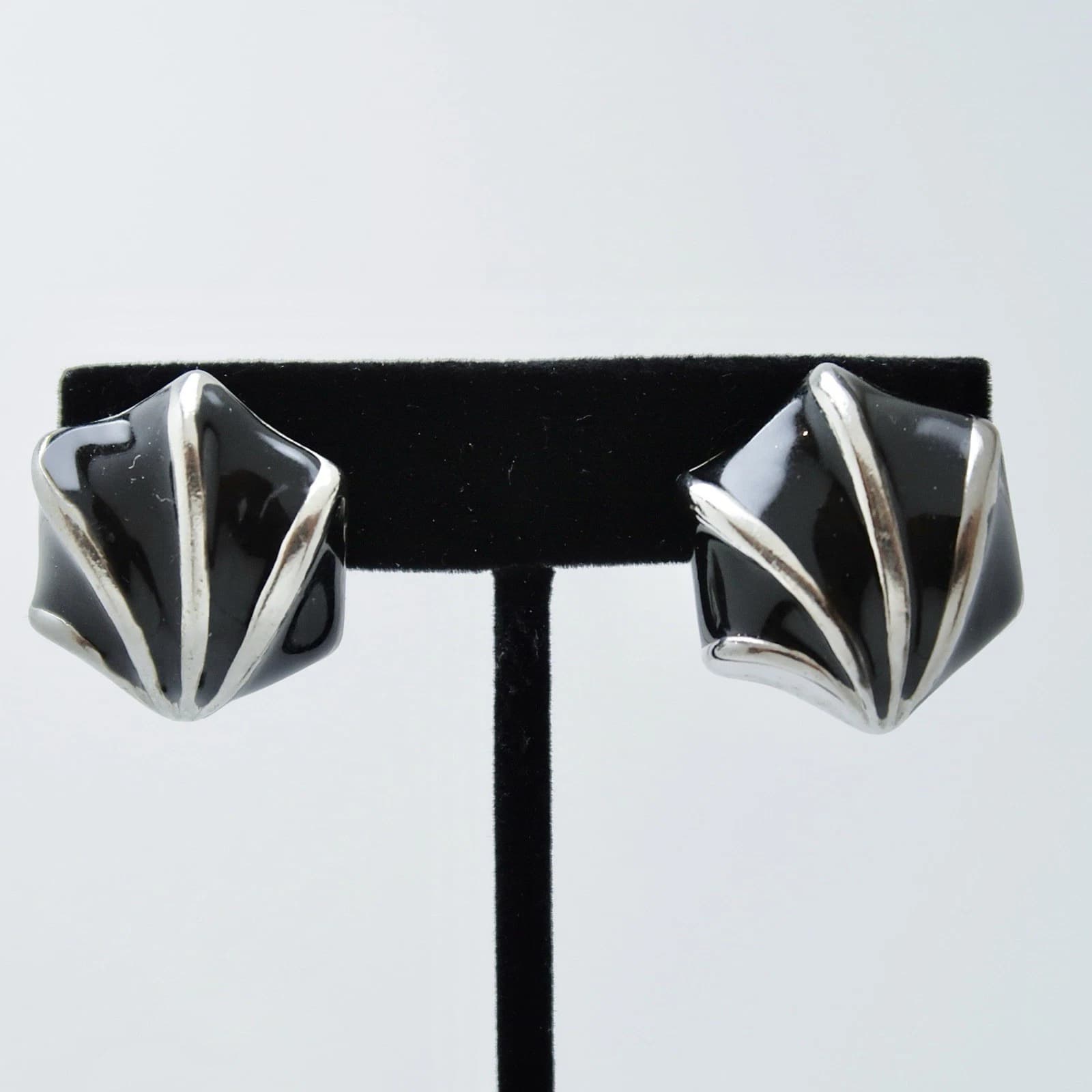 Unique Black Enamel Shell Silver Tone Clip On Vintage Earring Jewelry E99