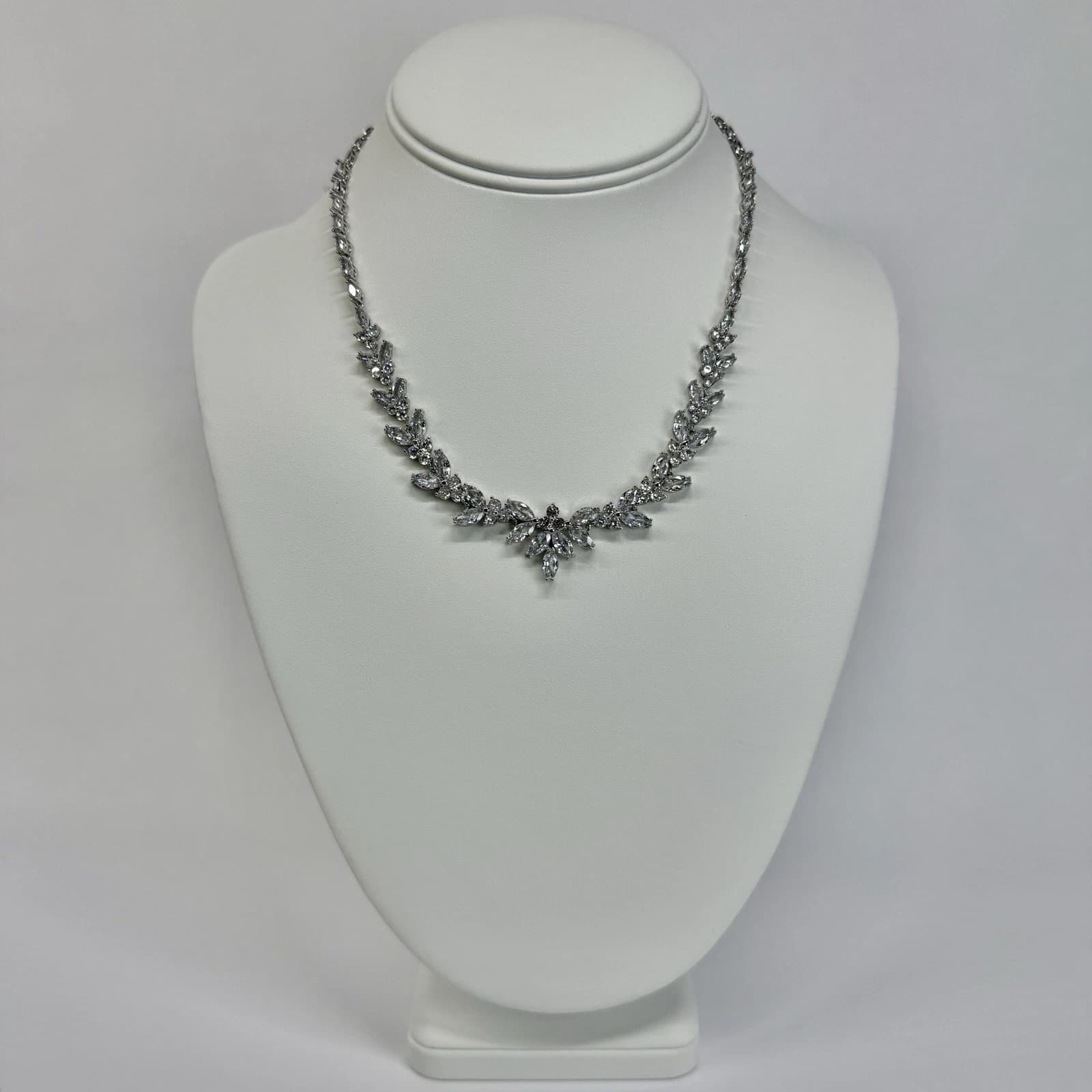Elegant Marquise Cut Crystal Silver Tone Vintage Necklace Jewelry N625
