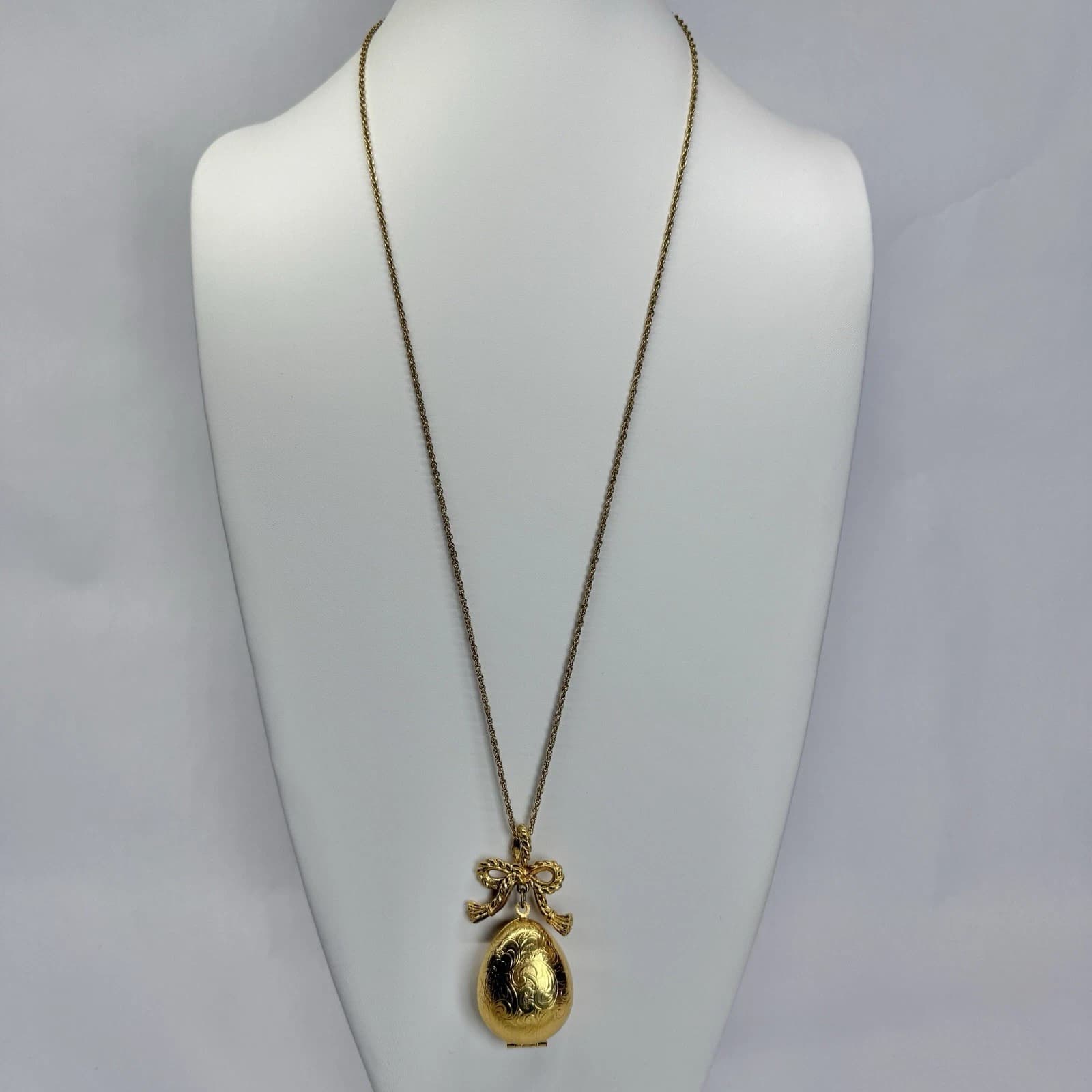 AVON Egg Shaped Solid Perfume Locket Gold Tone Vintage Necklace Jewelry N204