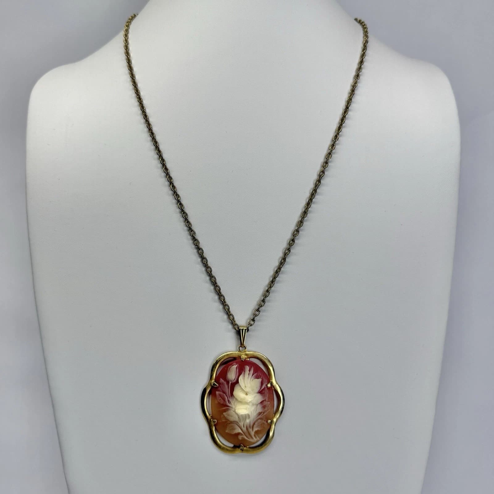 Elegant Hand Carved Floral Cameo Gold Tone Vintage Necklace Jewelry N278