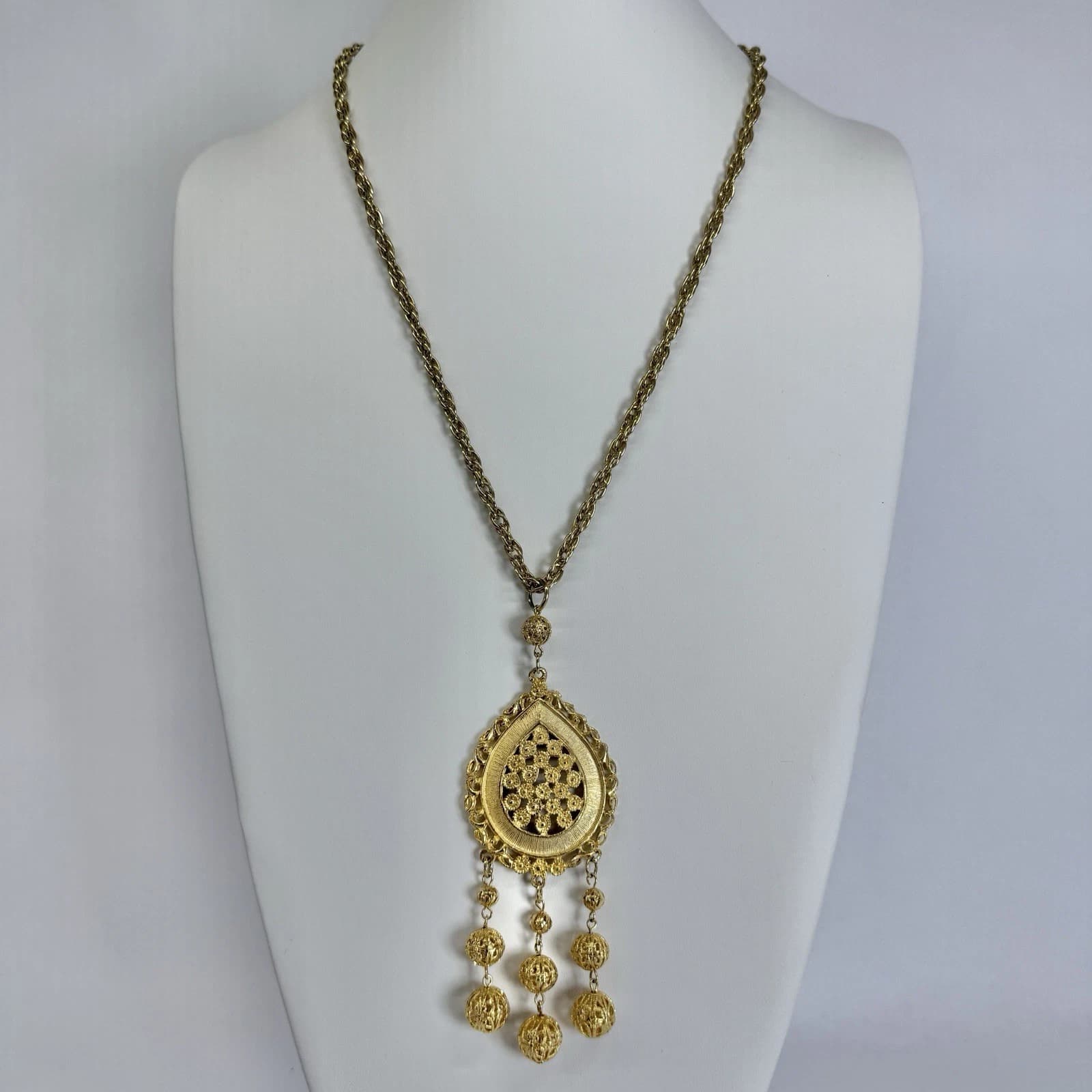 Elegant Filigree Teardrop Ornate Gold Tone Vintage Necklace Jewelry N317