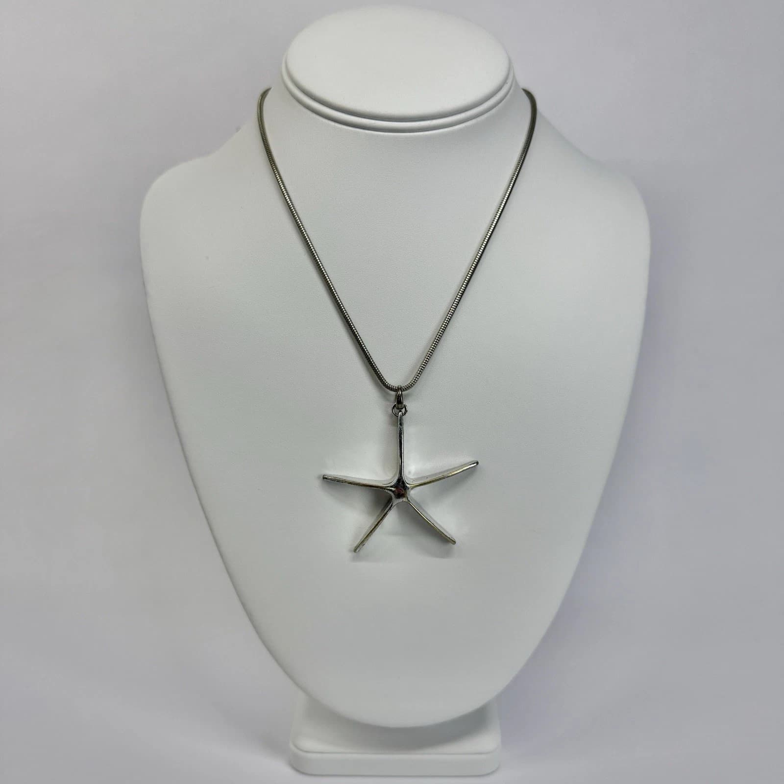 Elegant Starfish Pendant Minimalist Silver Tone Vintage Necklace Jewelry N617