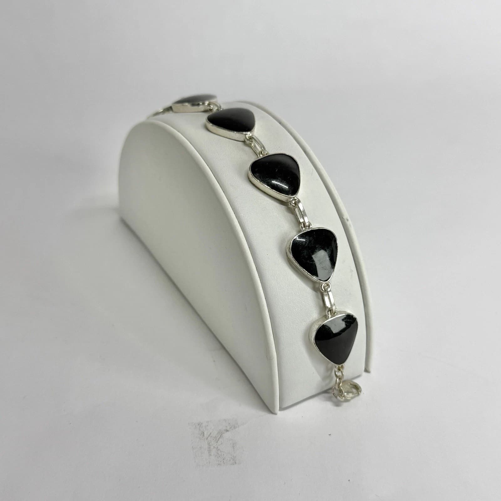 Elegant Black Onyx Pear-Shaped Silver Tone Vintage Bracelet Jewelry Br208