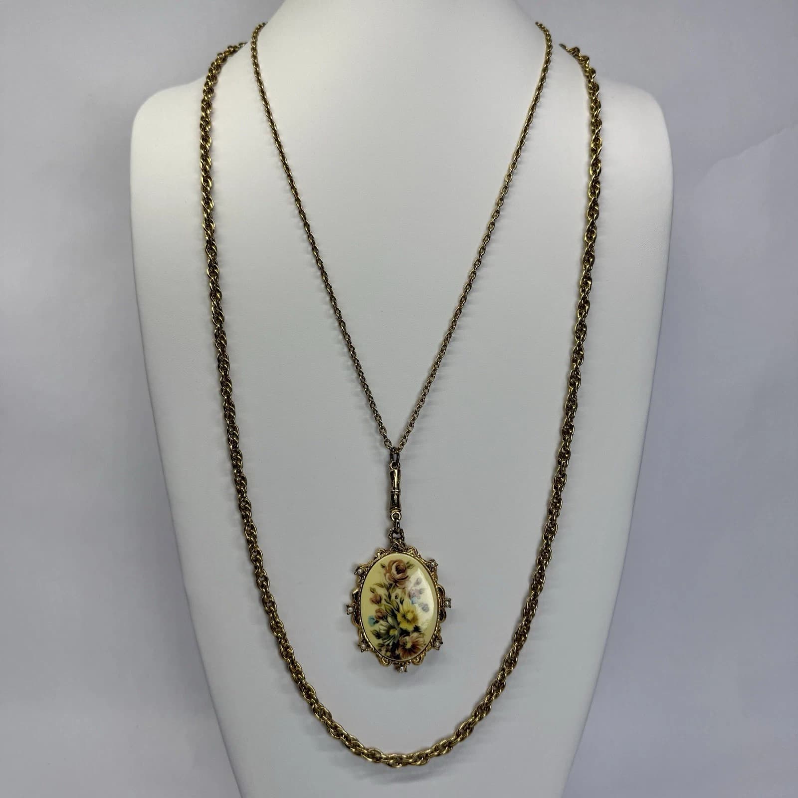 Elegant Floral Oval Cameo Cottagecore Gold Tone Vintage Necklace Jewelry N220