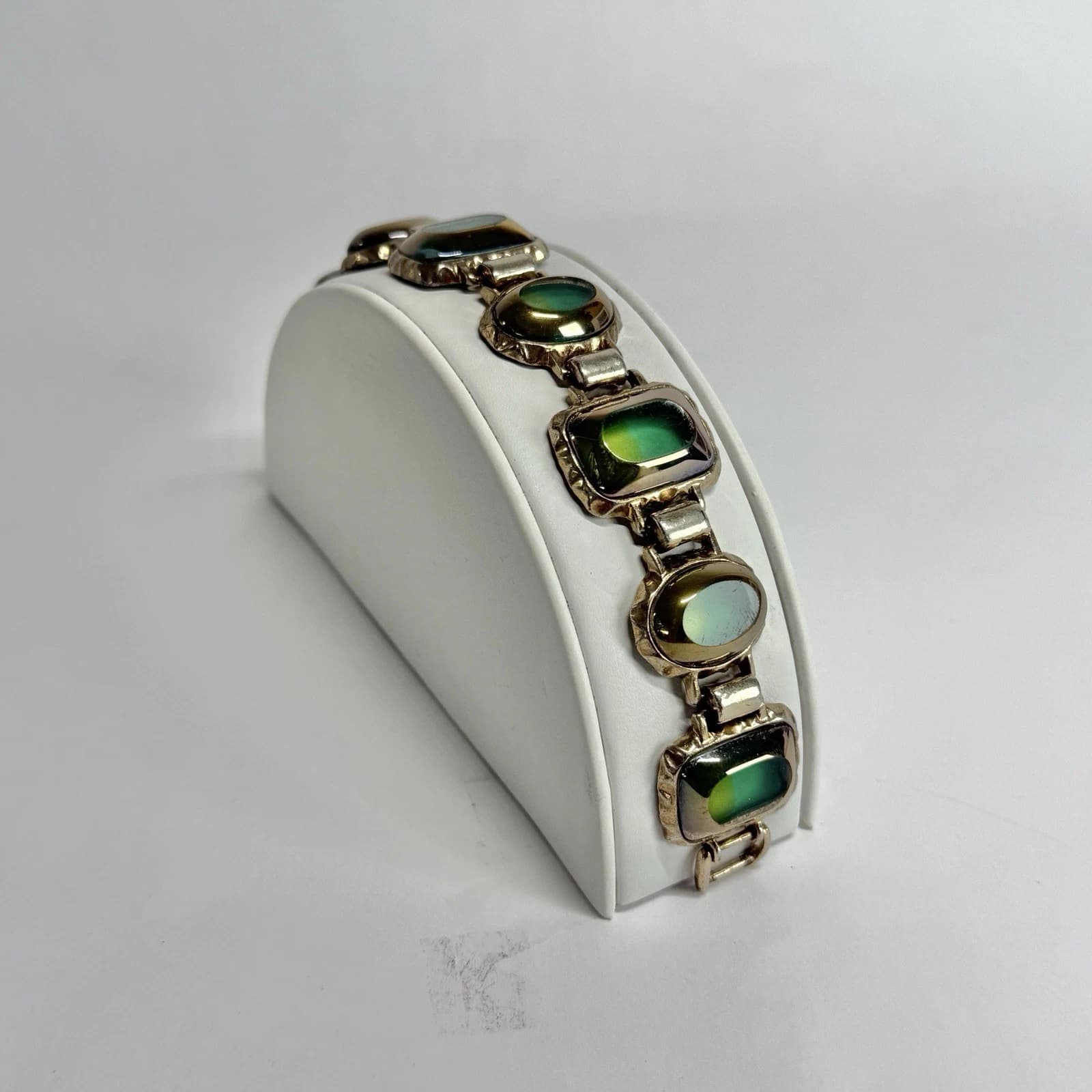 LIZ CLAIBORNE Green Cabochon Link Silver Tone Vintage Bracelet Jewelry Br193