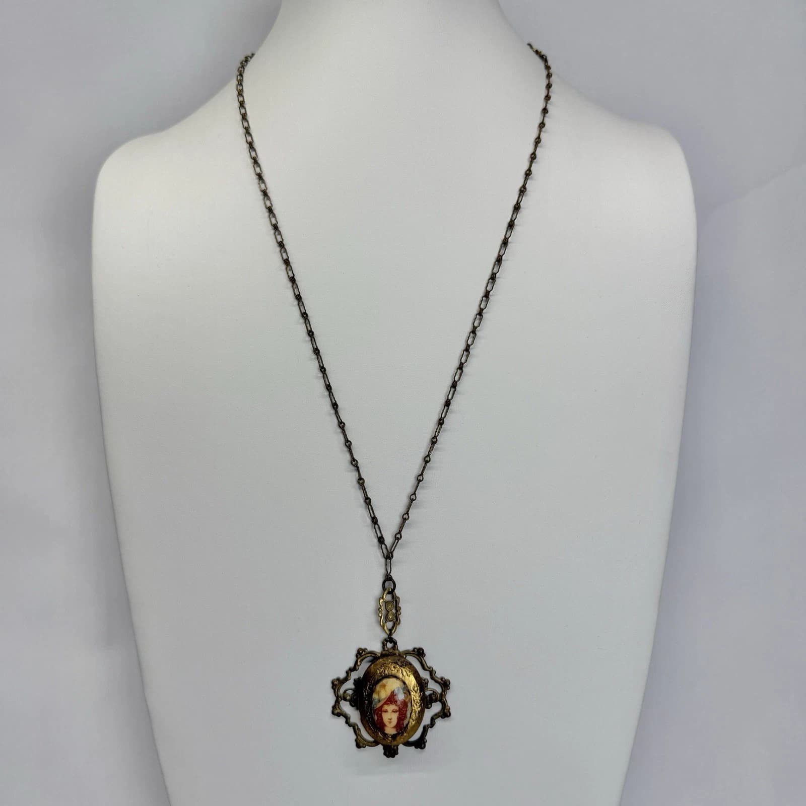 Art Deco Victorian Cameo Ornate Locket Gold Tone Vintage Necklace Jewelry N284
