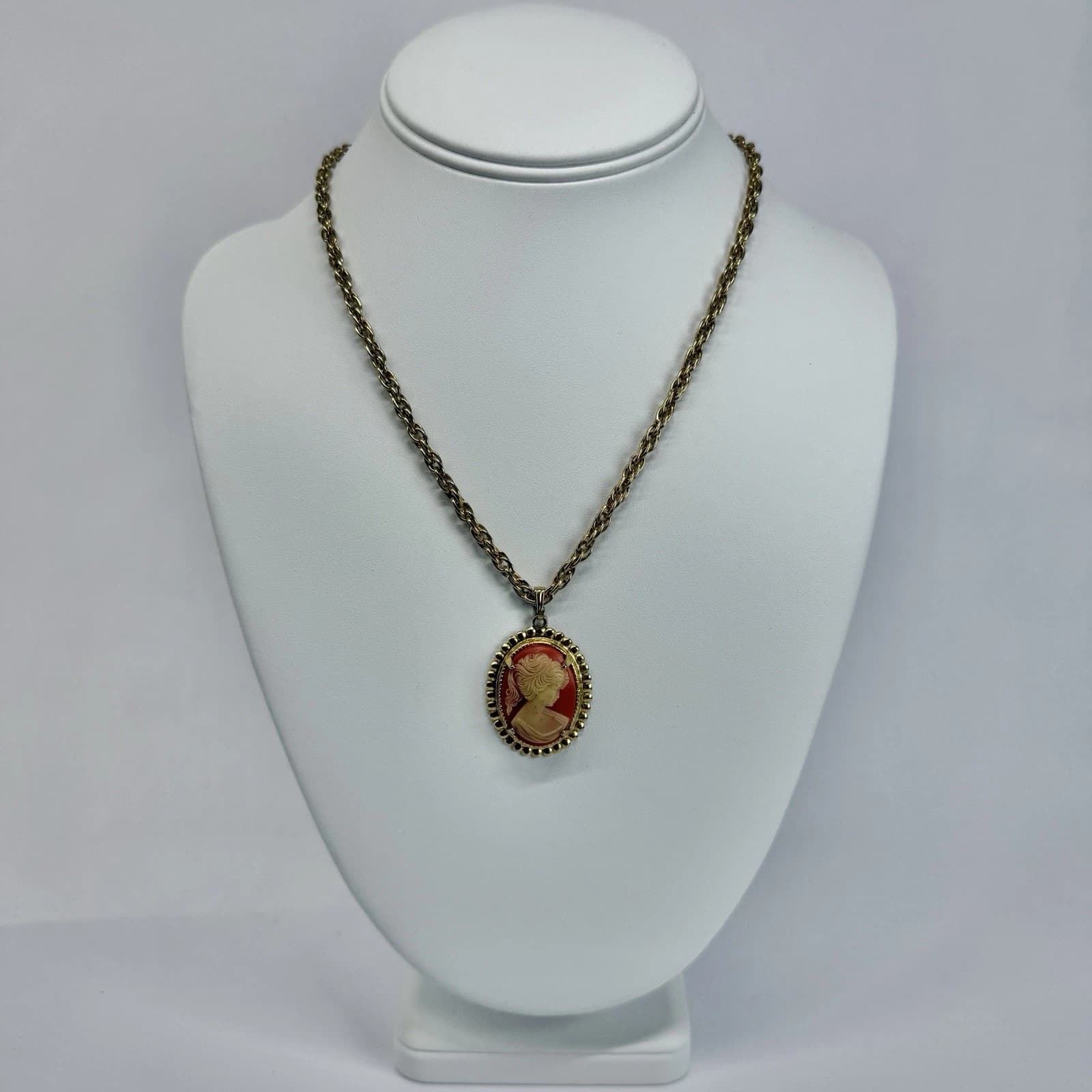 Elegant Hand Carved Floral Cameo Gold Tone Vintage Necklace Jewelry N358