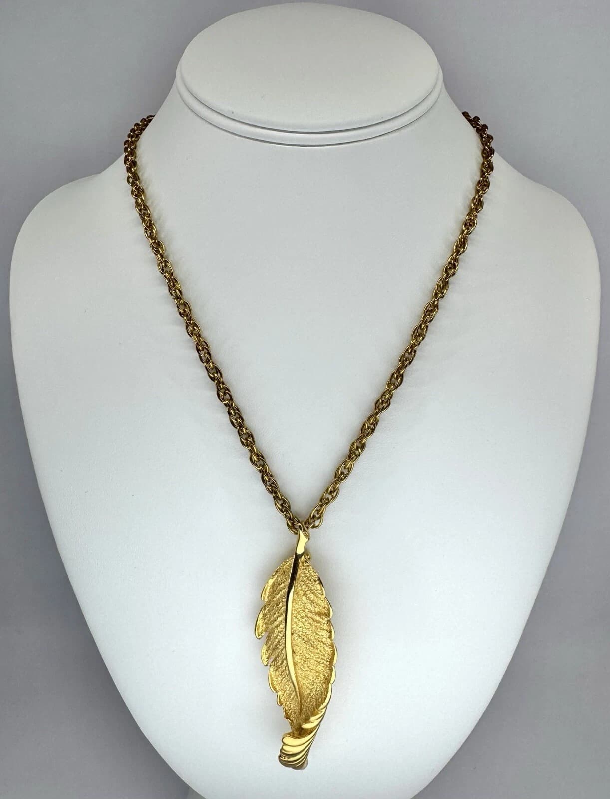 HOBÉ Gold Tone Leaf Feather Design Brooch Vintage Necklace Jewelry N25