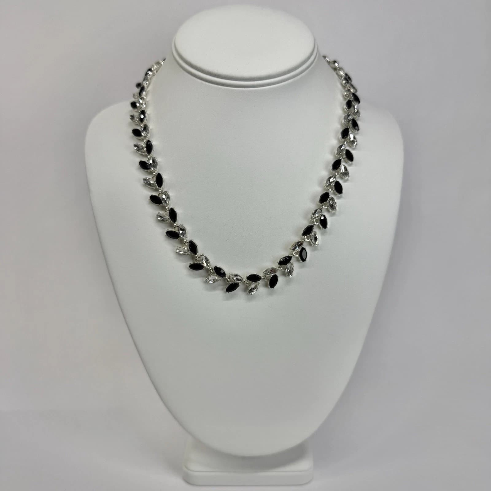 ANNE KLEIN Leaf Marquise-Cut Crystals Silver Tone Vintage Necklace Jewelry N594
