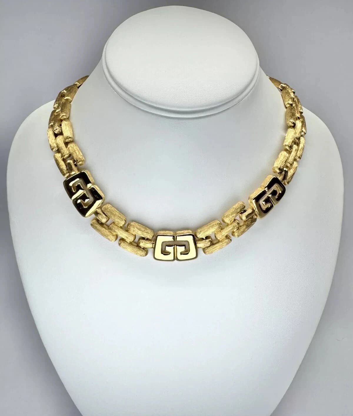 1980’s GIVENCHY Iconic Gold Logo GG Textured Choker Vintage Necklace Jewelry N65
