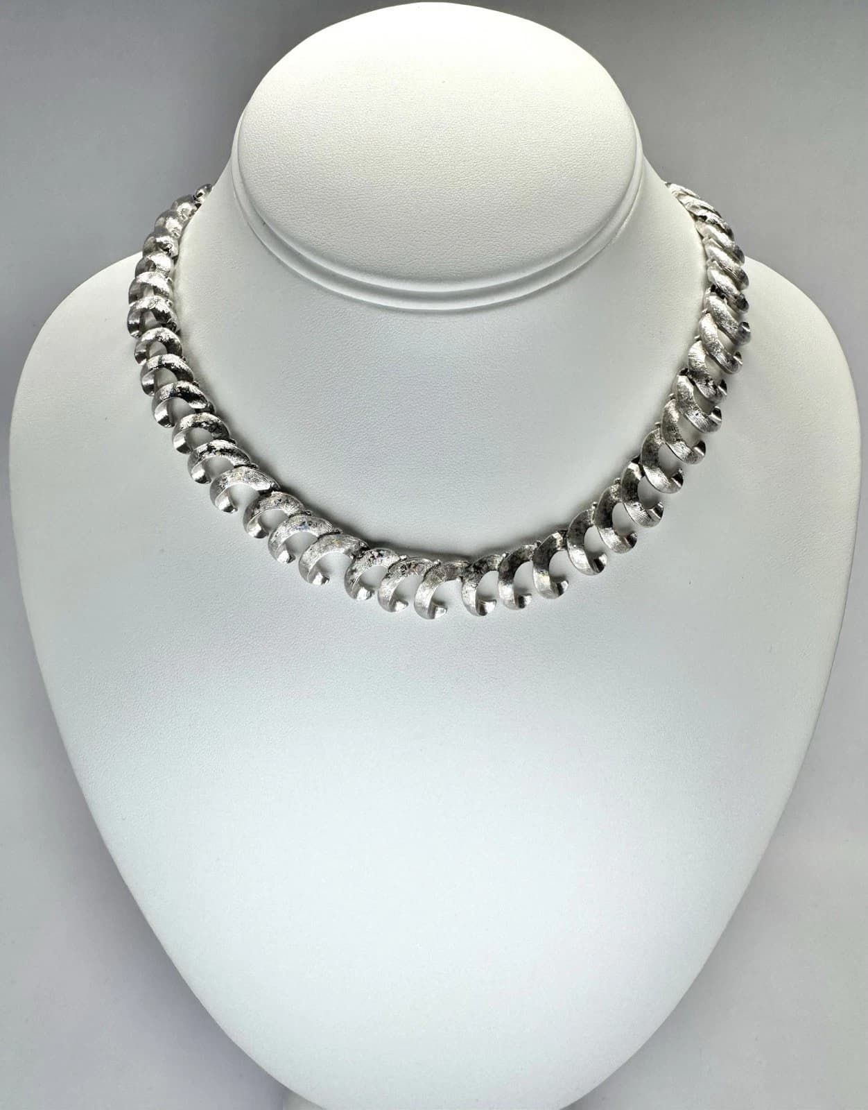 MONET Textured Chunky Spiral-Shaped Links Choker Vintage Necklace N133