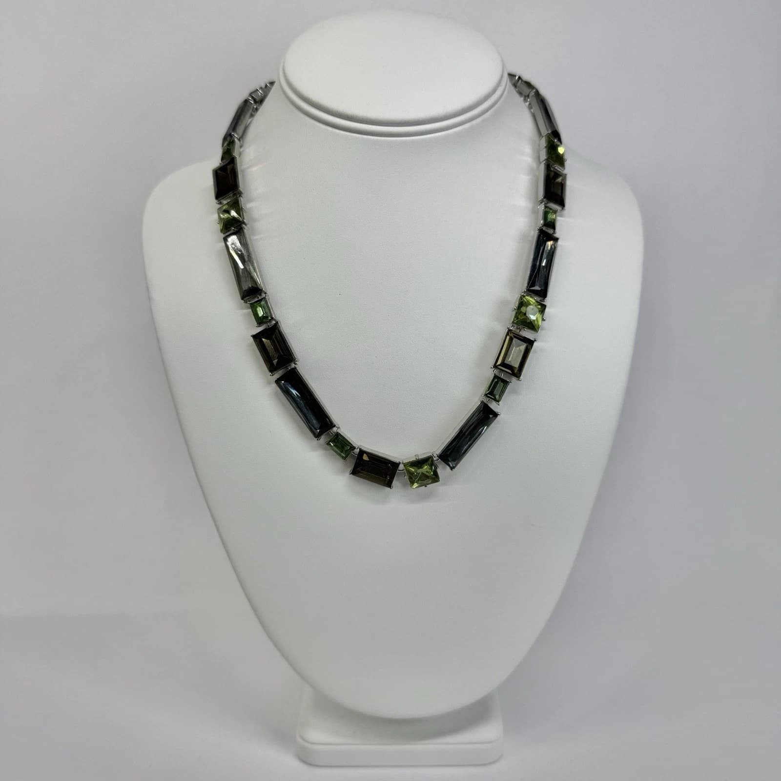 Elegant Green Crystal Collet Tennis Silver Tone Vintage Necklace Jewelry N511