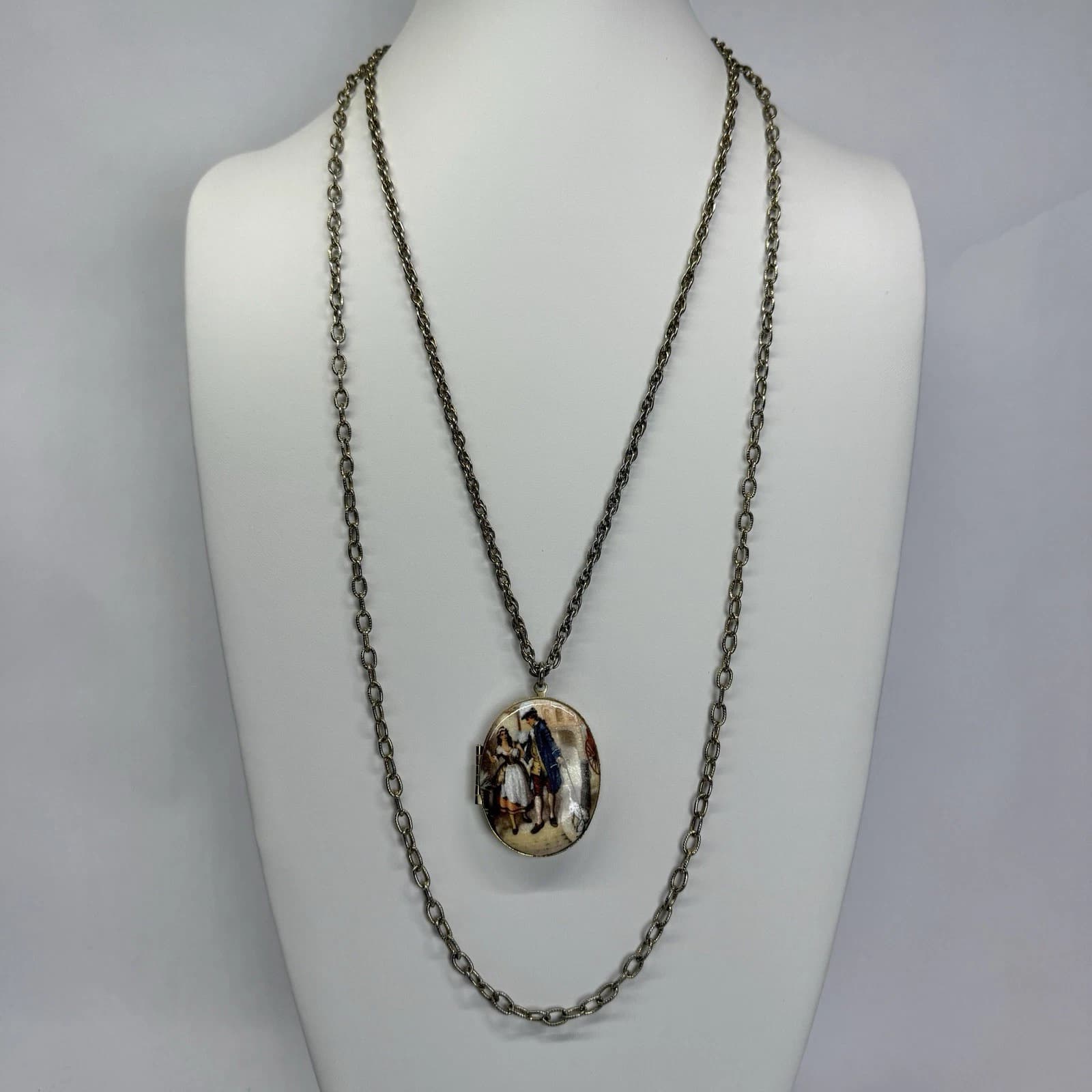 Elegant Courting Couple Locket Filigree Gold Tone Vintage Necklace Jewelry N261