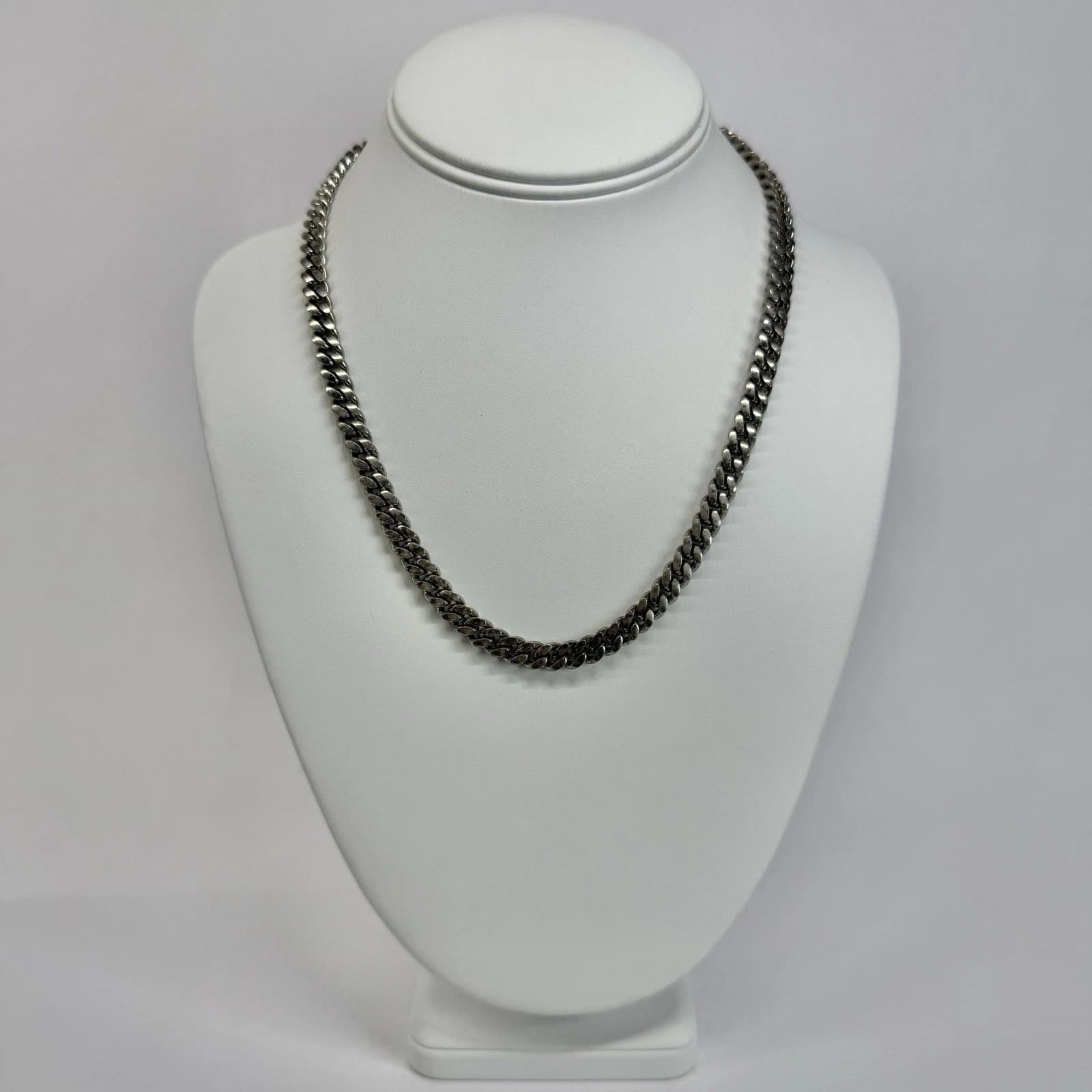 GIVENCHY Curb Link Chain 4G Logo Silver Tone Vintage Necklace Jewelry N514