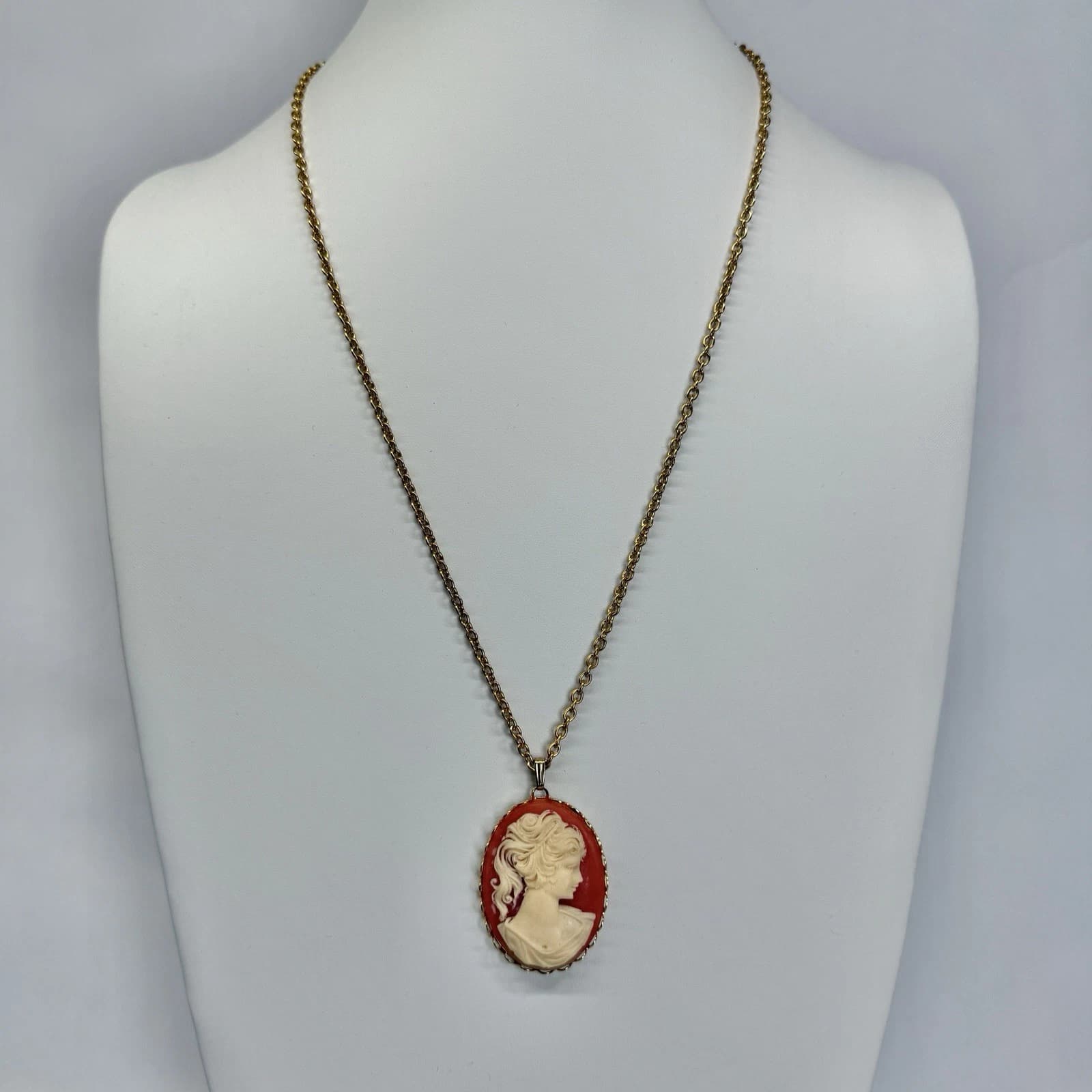 Elegant Hand Carved Cameo Gold Tone Vintage Necklace Jewelry N277