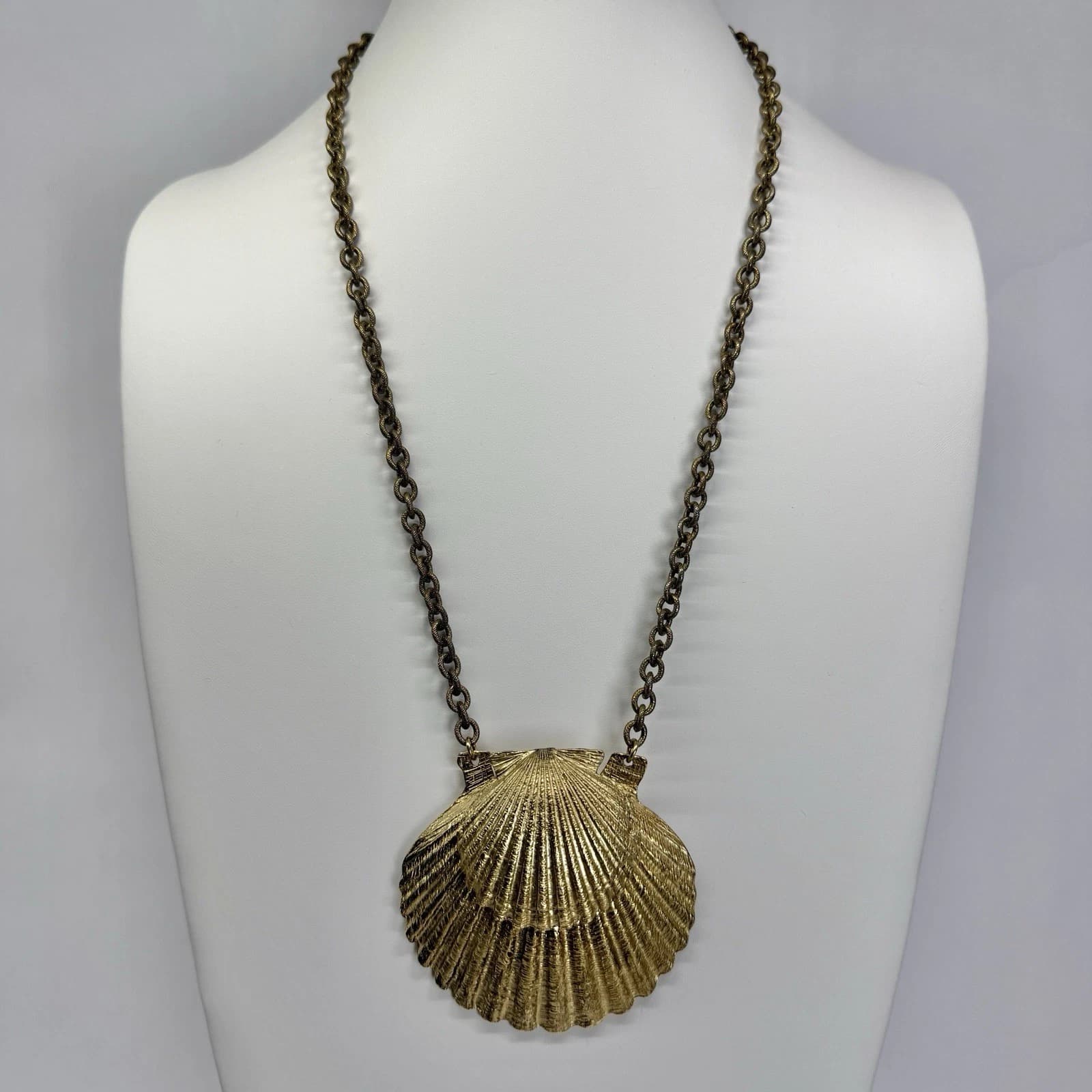 Estée Lauder Azuree Solid Perfume Shell Gold Tone Vintage Necklace Jewelry N192
