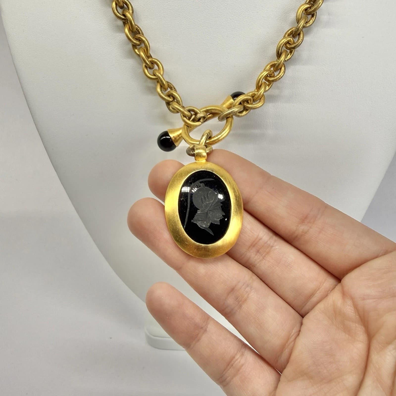 Elegant Black Glass Cameo Gold Tone Vintage Necklace Jewelry N380
